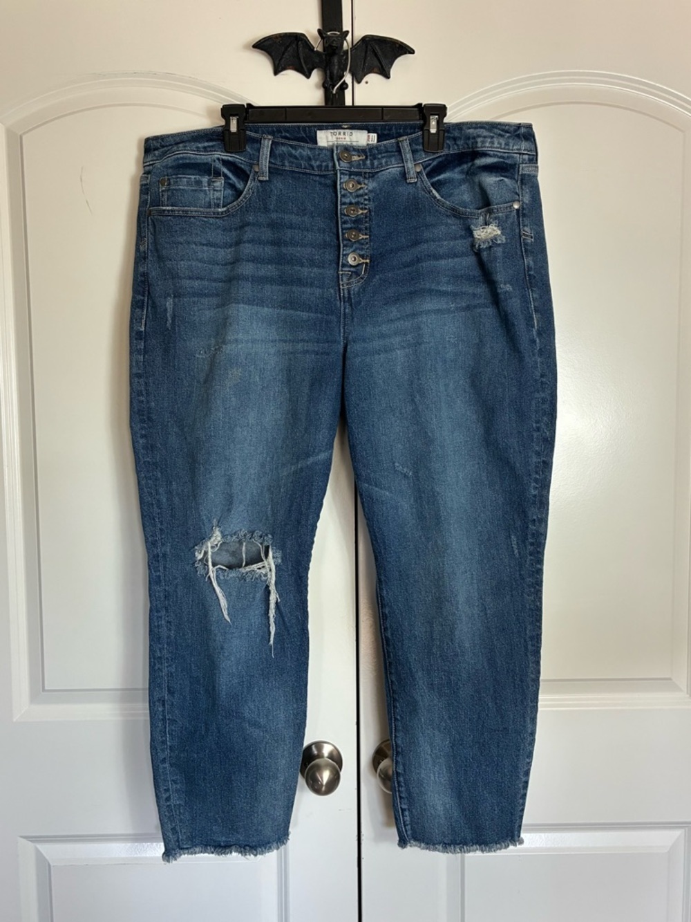 Torrid medium blue distressed button-fly Jeans Pockets Straight Leg size 20R